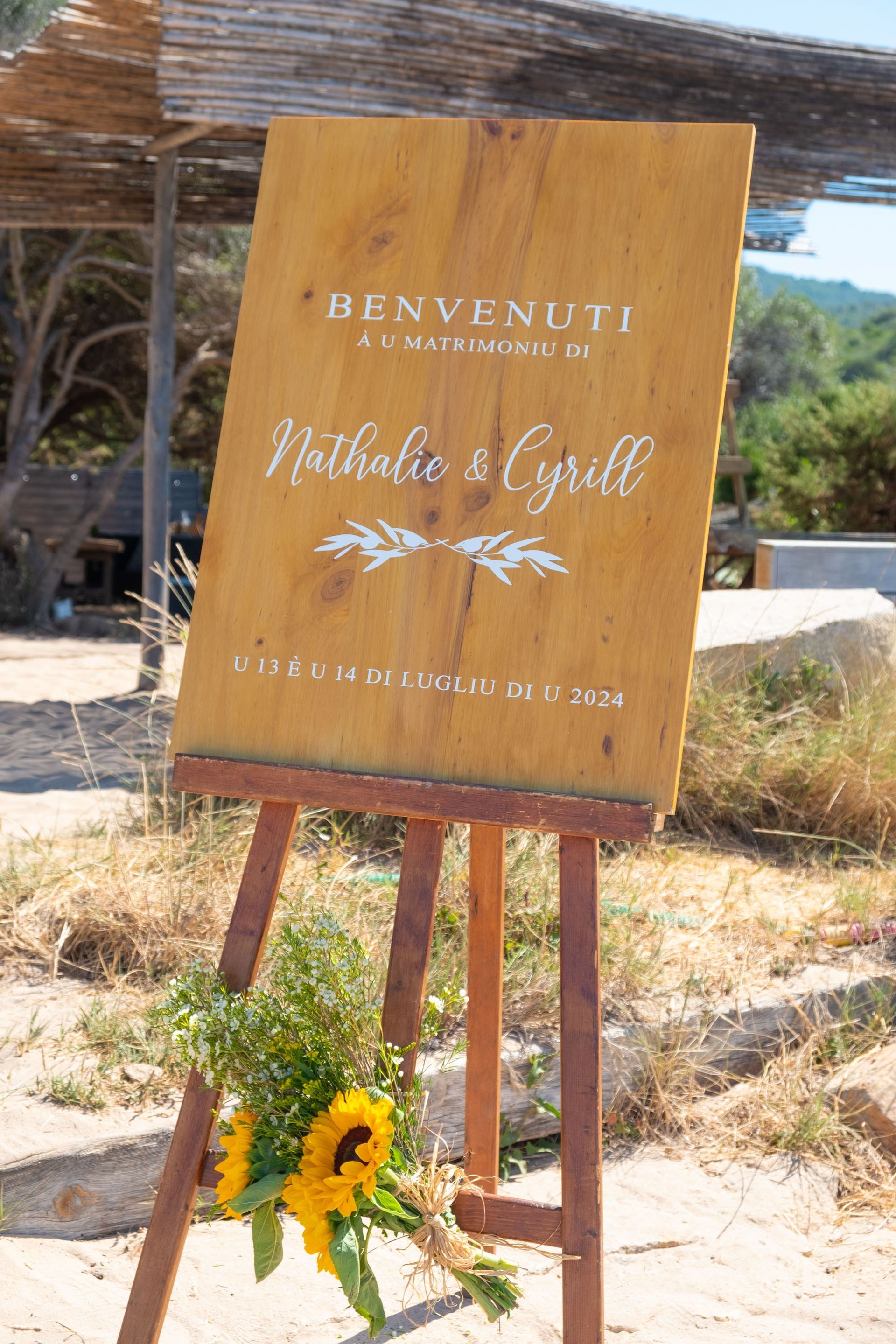 Panneau de bois et écritures stylisées blanches