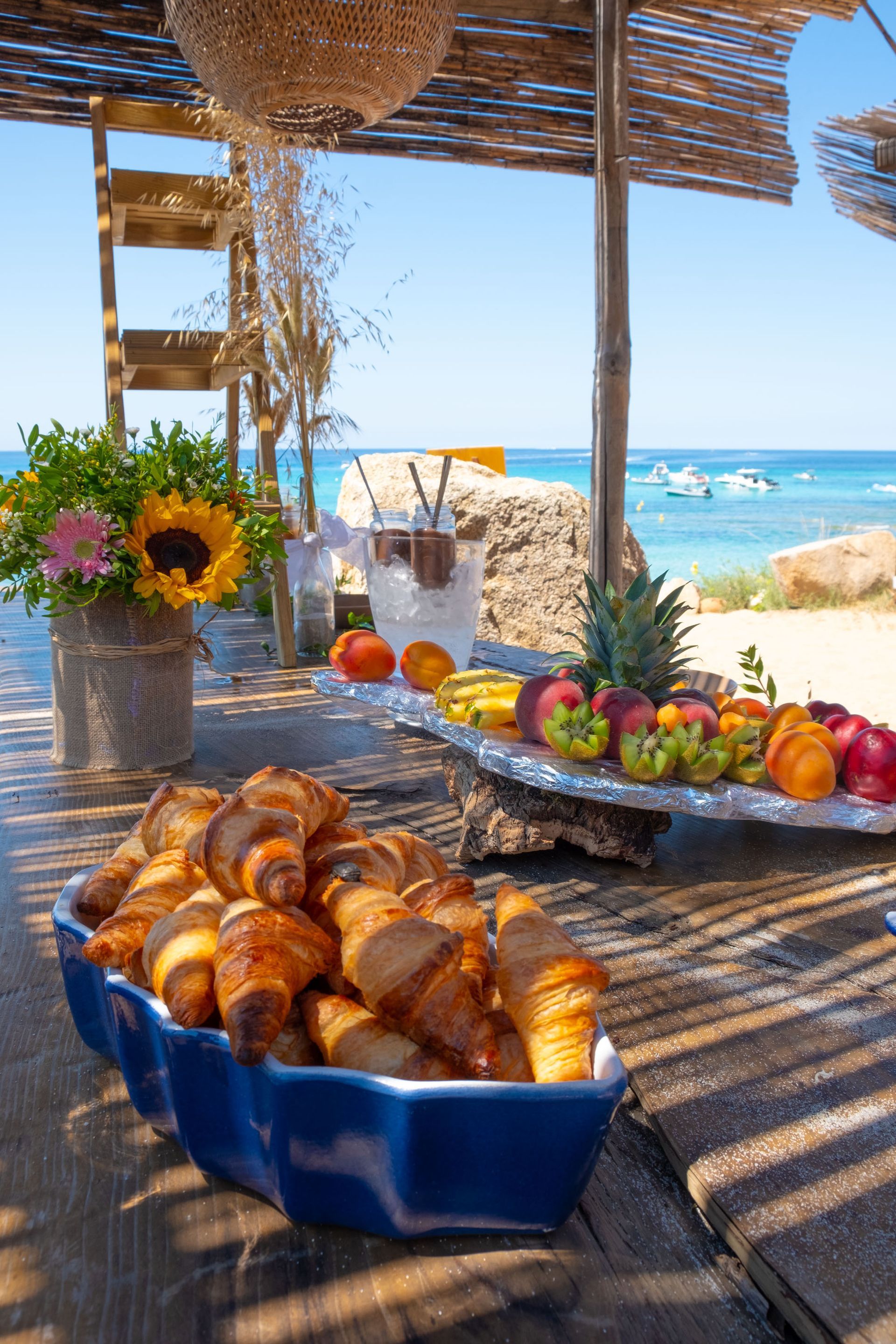 Vue sur la mer avec pour décor une table présentant des ornements de mariage
