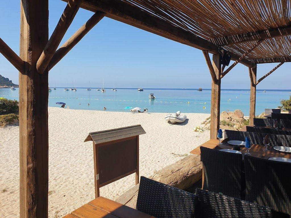 Plage et mer à côté du restaurant