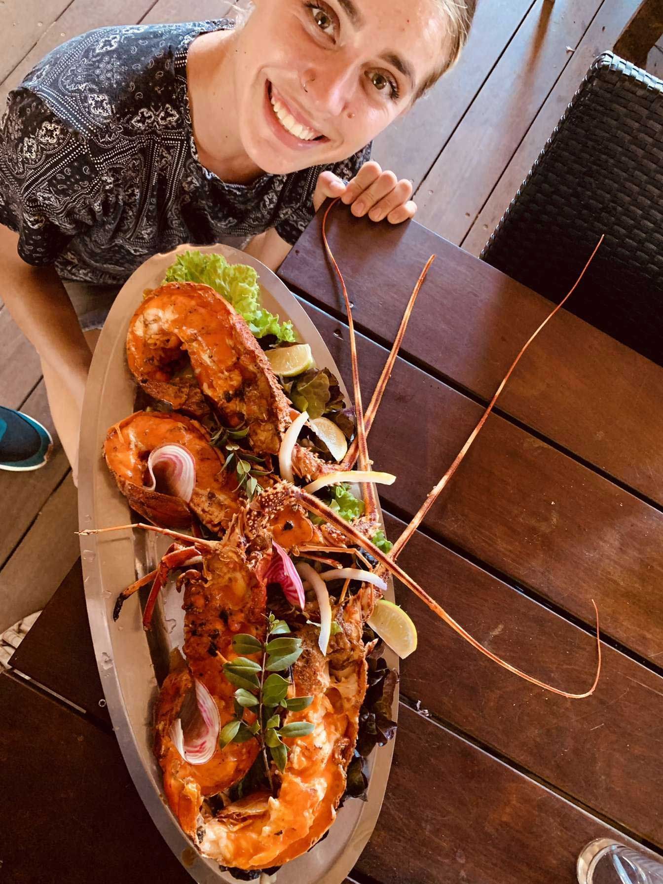 Femme tenant un plat