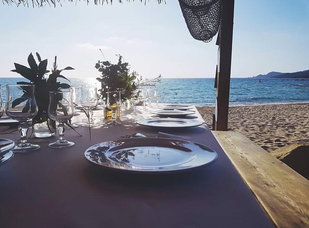 Table dressée sur la plage