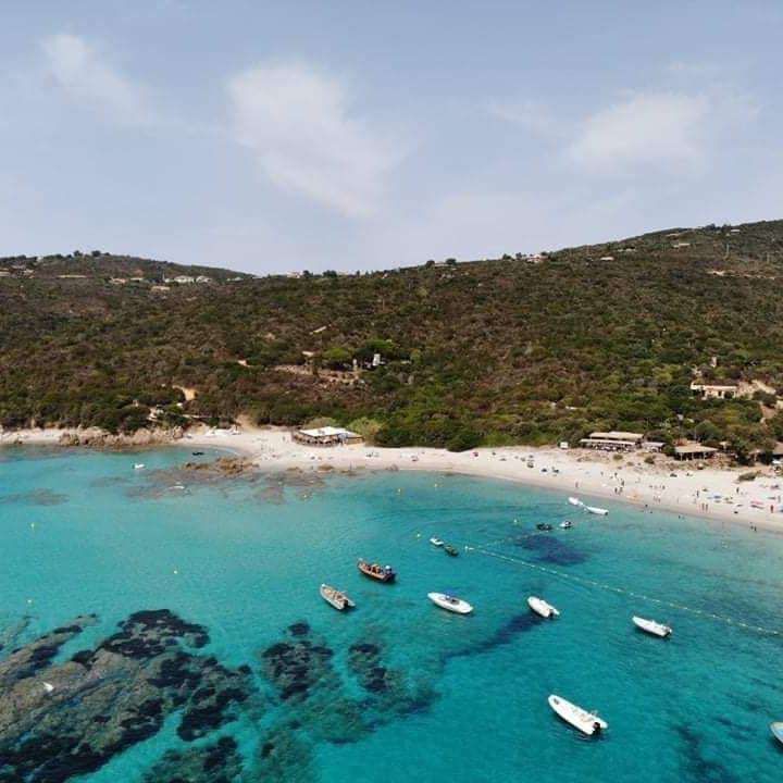 Vue aérienne de la mer et de Chez Francis