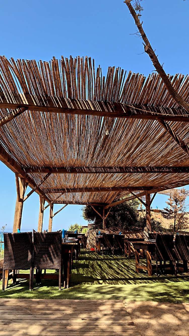 Paillotte sur la plage avec chaises et tables