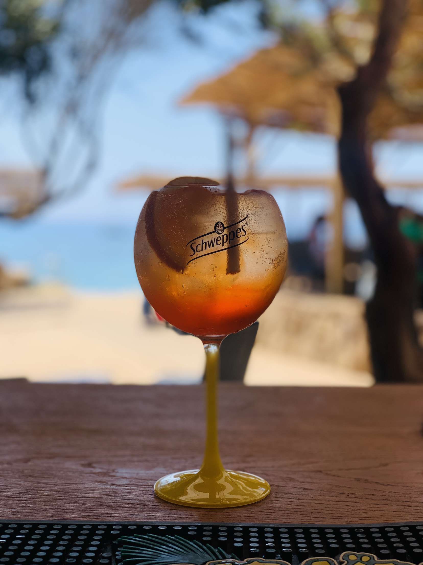 Cocktail posé sur le bar