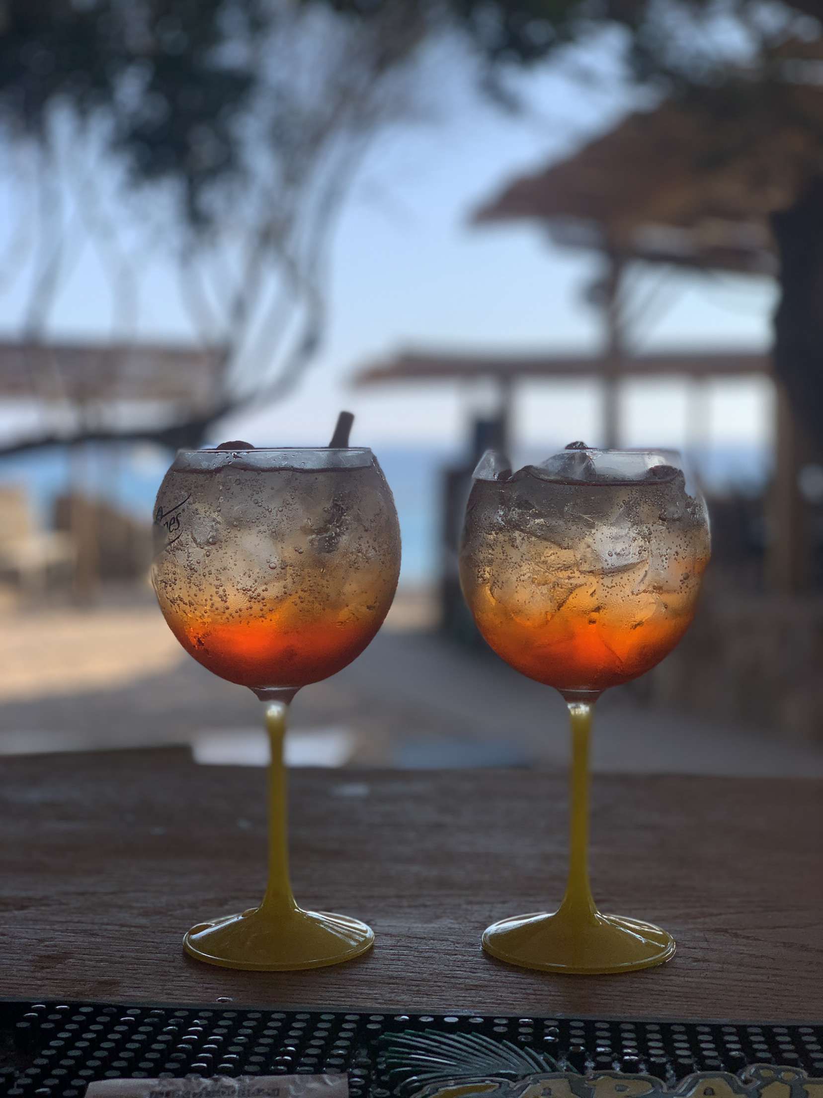 Deux cocktails posés sur le bar