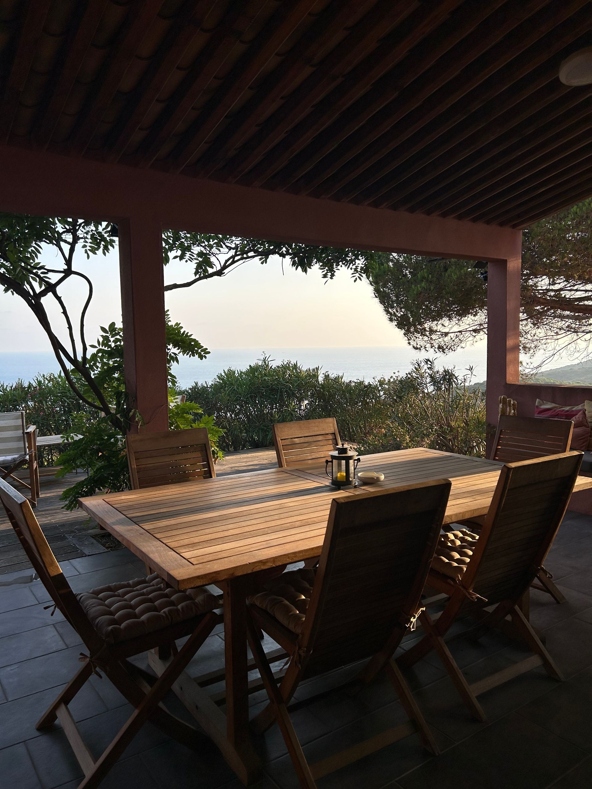Une table extérieure avec des chaises sur une terrasse