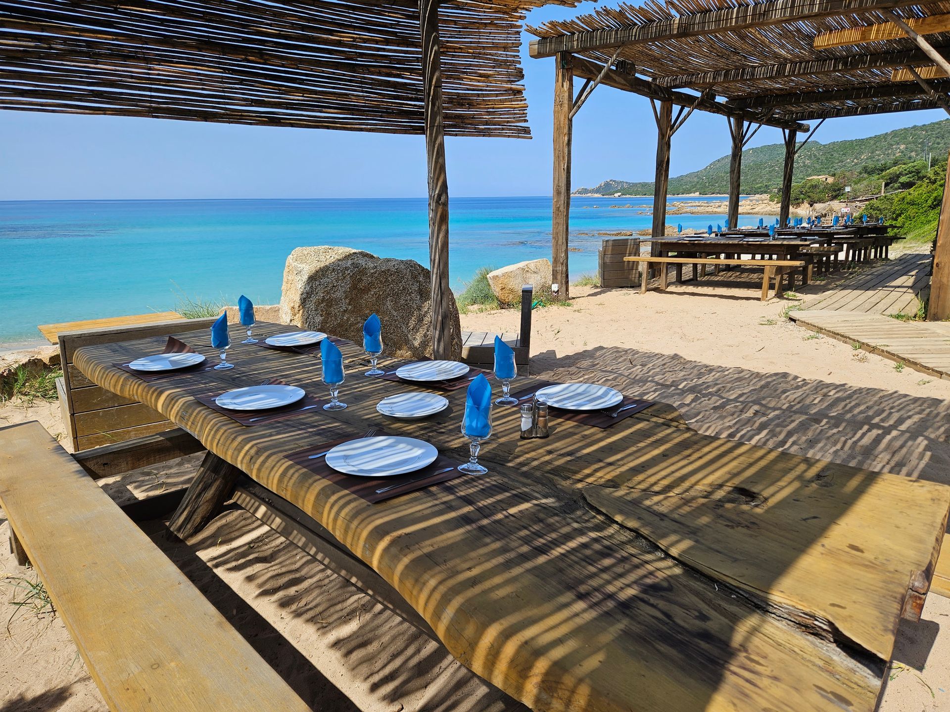 Tables, bancs et paillotte en bord de mer