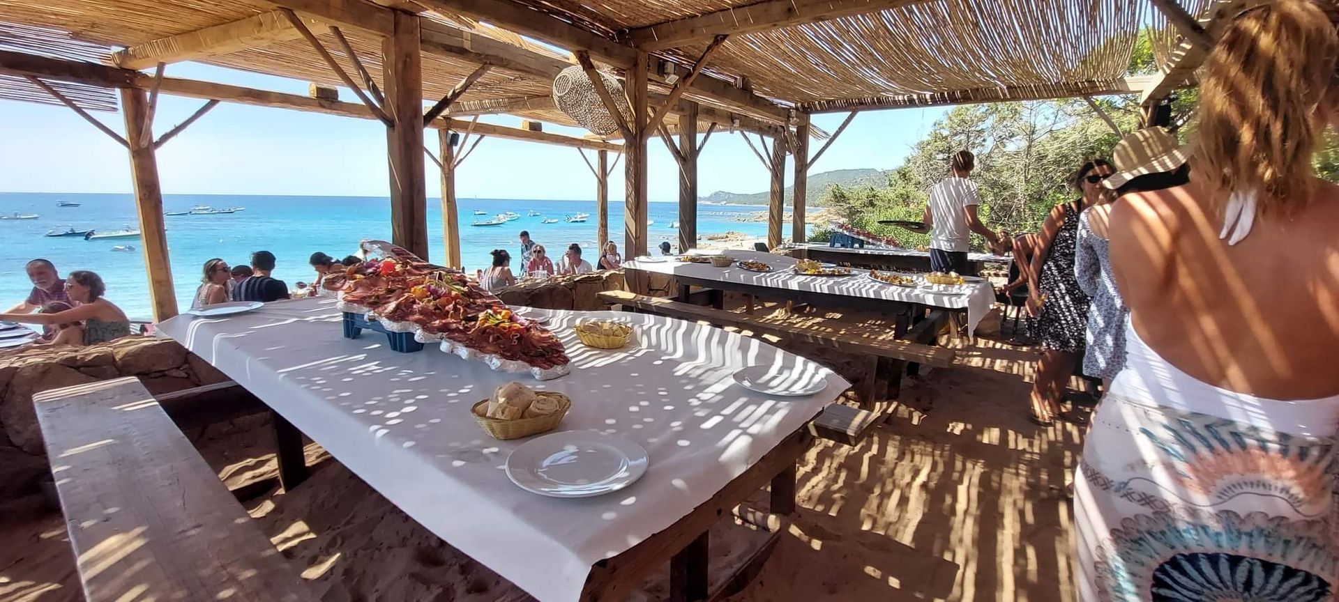 Grandes tables avec bancs sur le sable