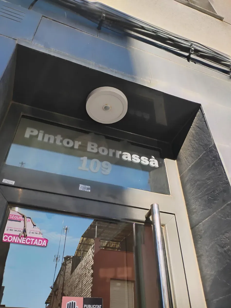 Un letrero en la fachada de la tienda dice “Pintor Borrassa 109” sobre una entrada de cristal con un letrero iluminado que dice “CONNEXION”.