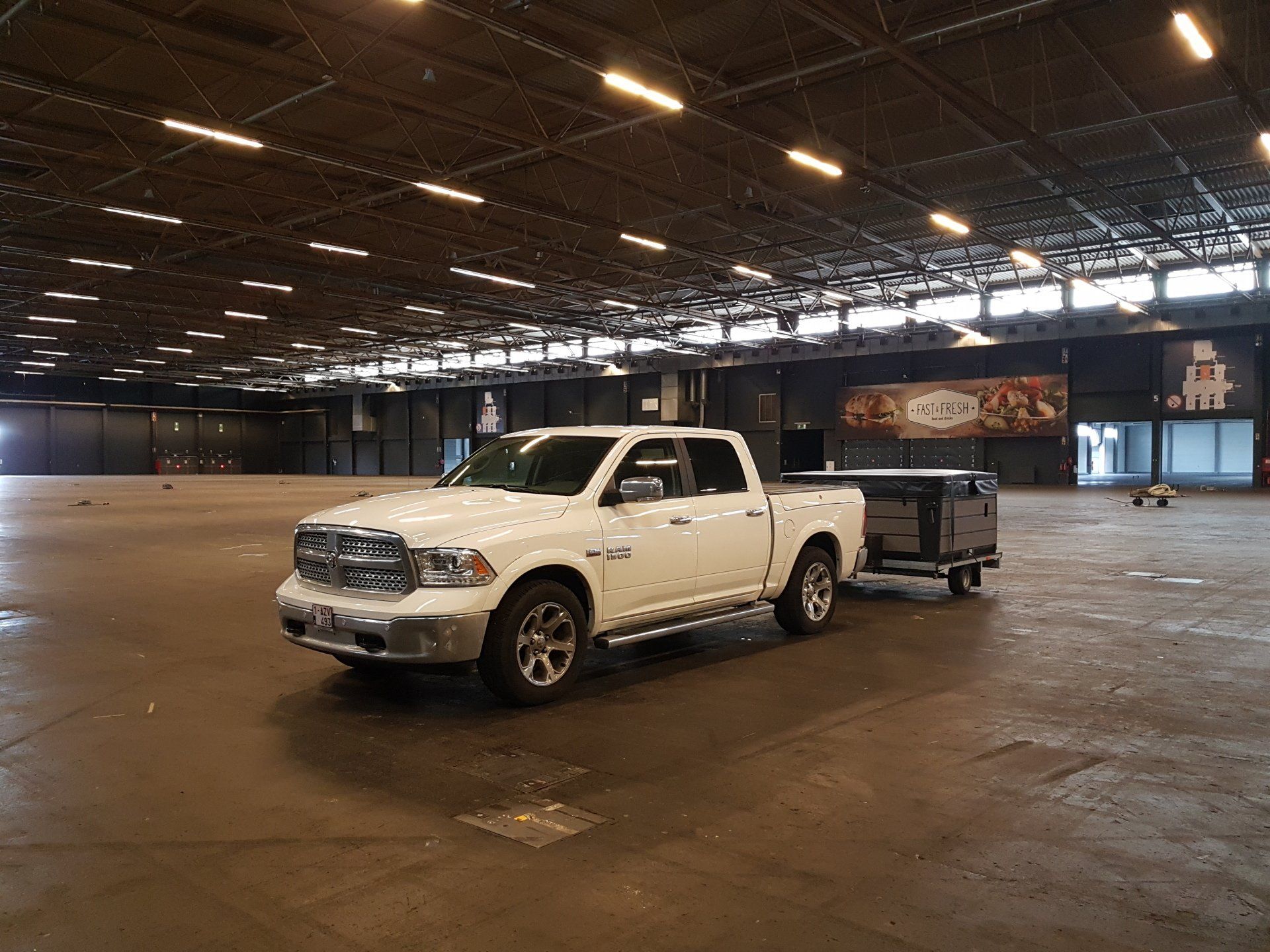 Truck met jacuzzi op aanhangwagen