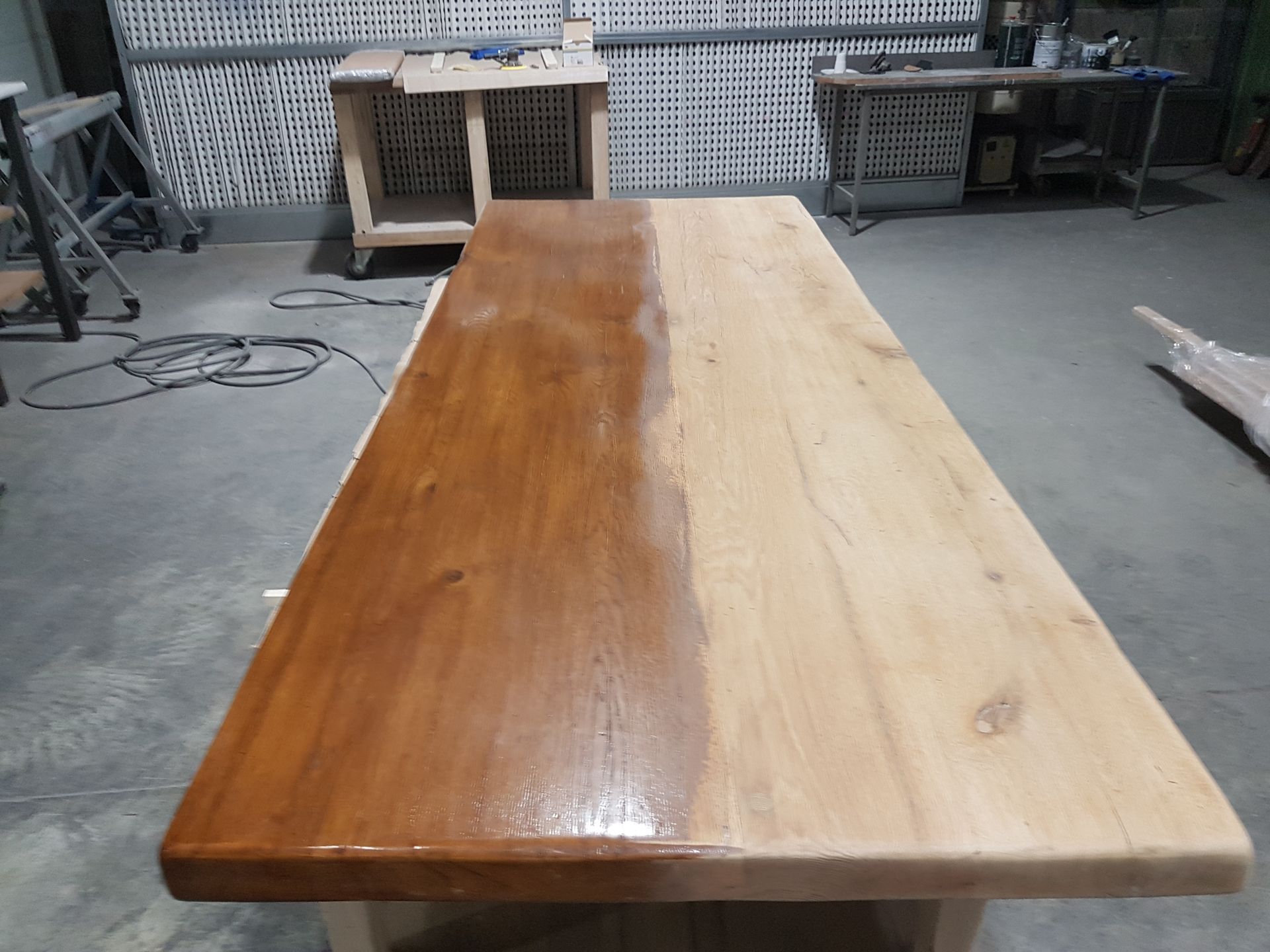 Table vernie sur une moitié et brute sur l'autre moitié