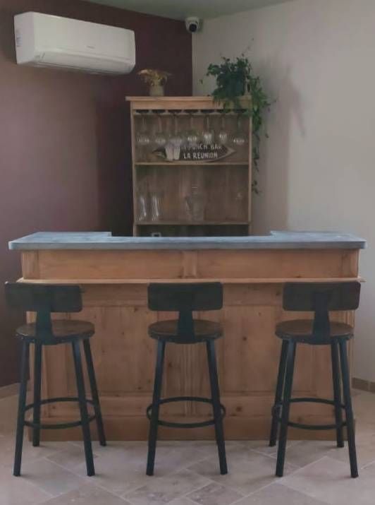 Meuble en bois, étagère et tabourets de bar