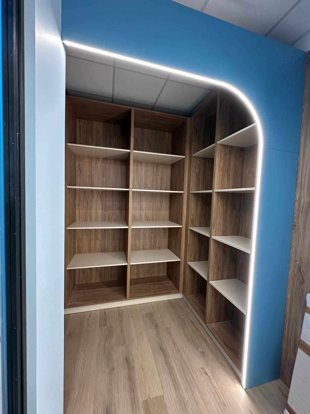 Poignée d'étau en métal fixée à un pied d'établi en bois