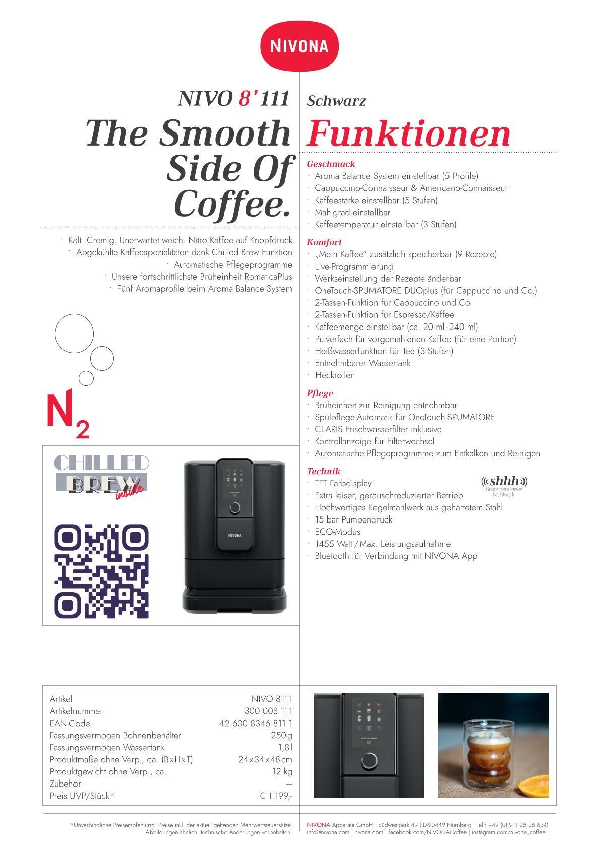 Eine Nivona-Kaffeemaschine auf der Küchentheke, daneben Tassen, Regale und ein Glas Milch.