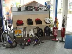 Staubsauger und Bodenpflegegeräte werden in einem Ausstellungsraum eines Geschäfts präsentiert.
