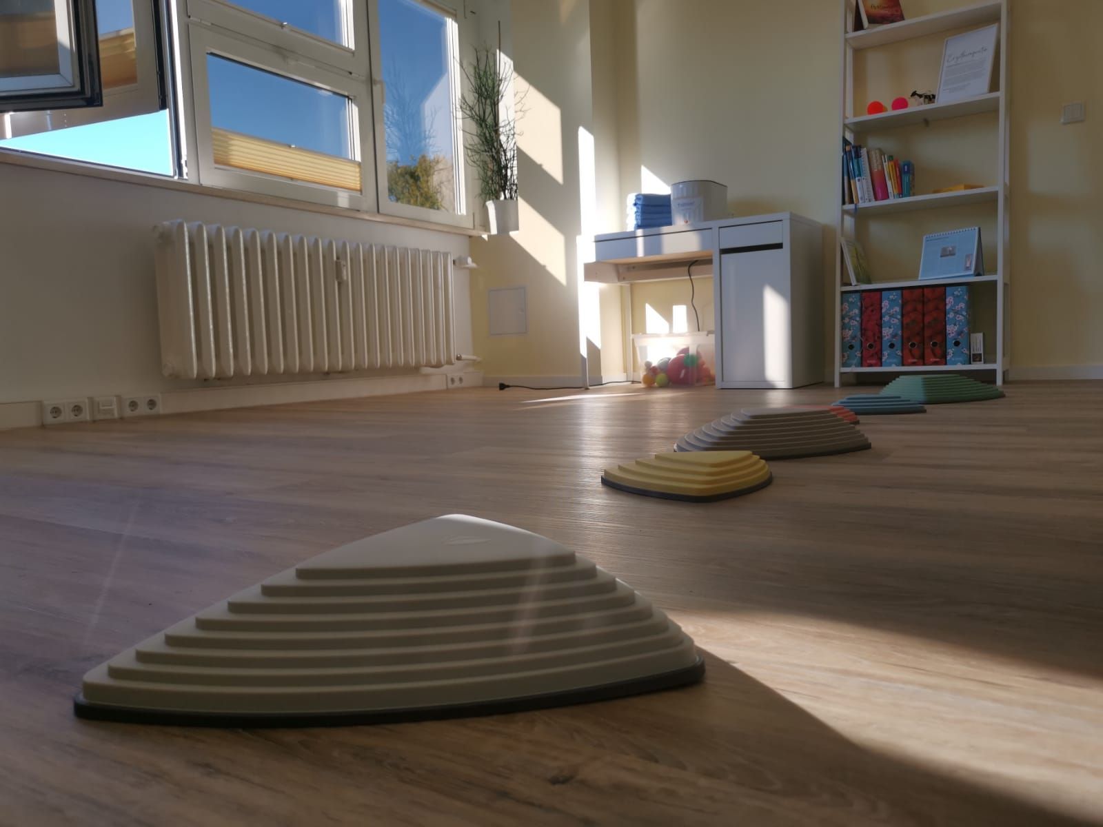Ein Zimmer mit vielen Spielsachen auf dem Boden