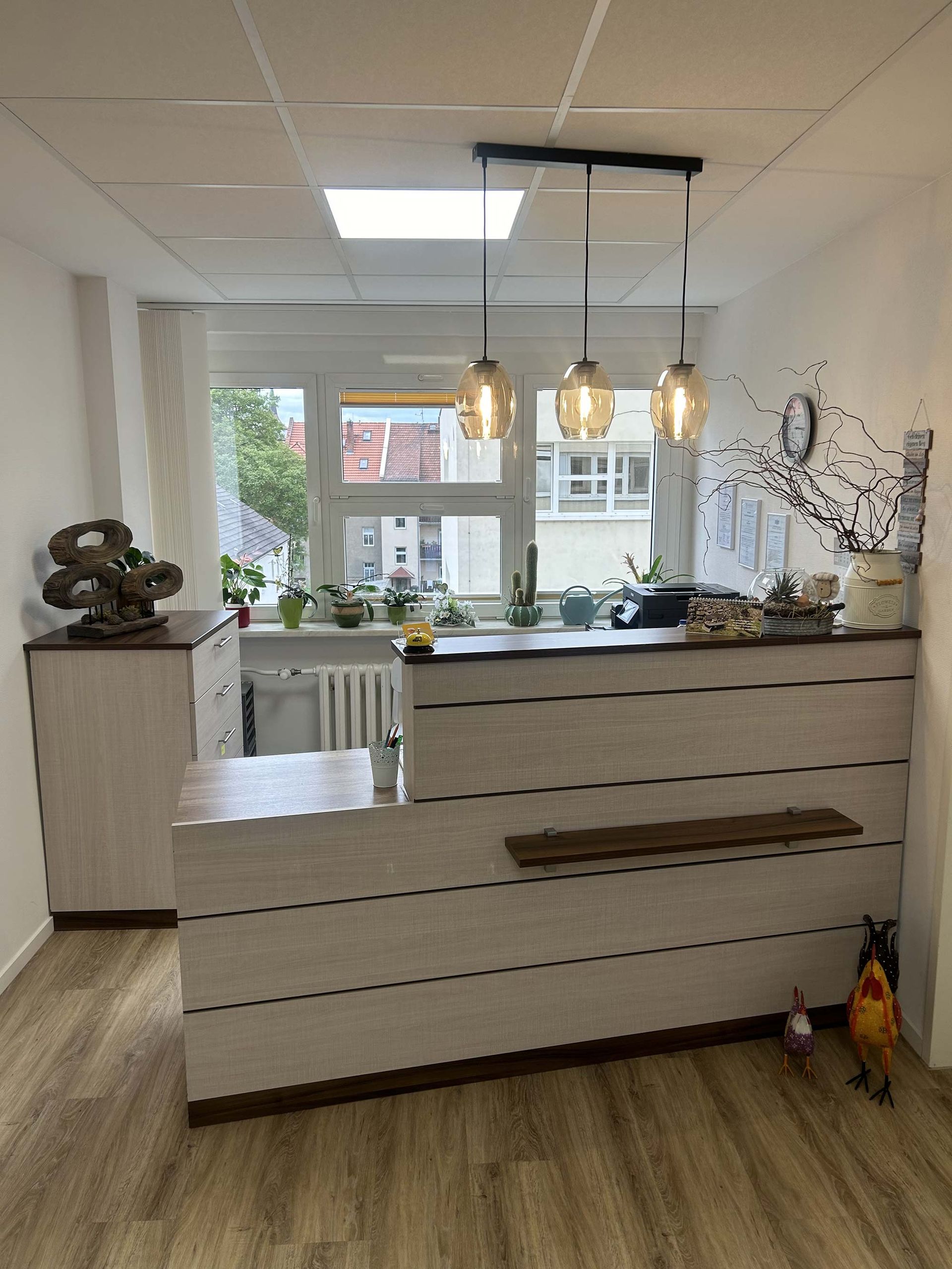 Eine Rezeption in einem Raum mit Holzboden