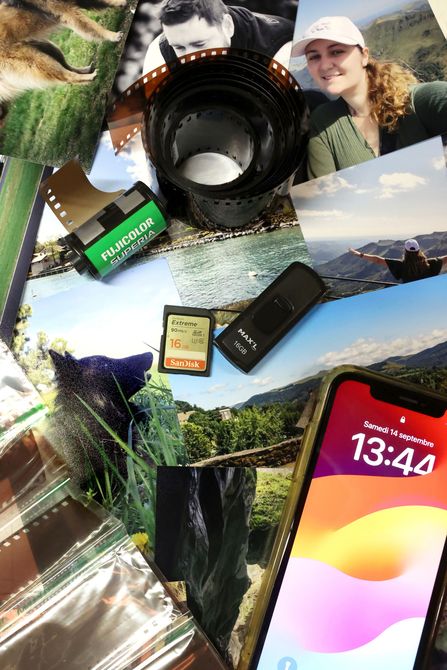 Montage de matériel de camping, de paysages de montagne pittoresques et d’un smartphone affichant 13:44