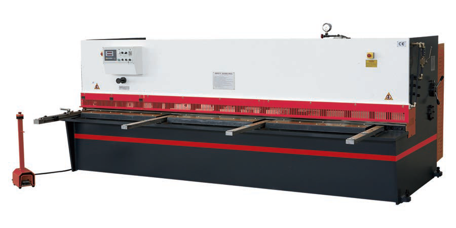 Una gran cizalla industrial para cortar metales, con cuchilla roja y pedal.