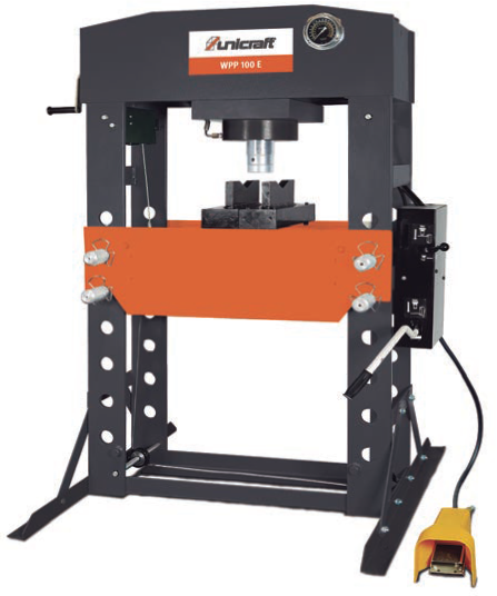 Una prensa hidráulica Unicraft, de color negro y naranja, utilizada para trabajar metales.