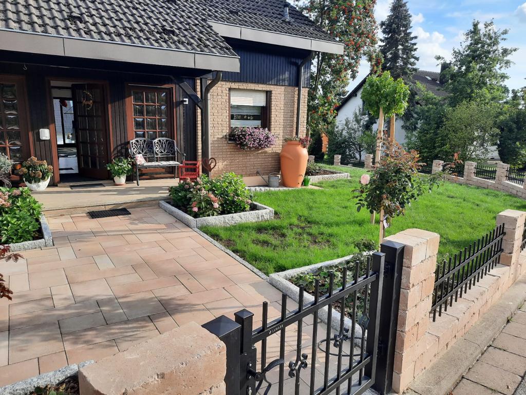 gepflegter Vorgarten mit Rasenfläche