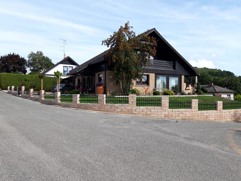 gepflegter Vorgarten von Einfamilienhaus