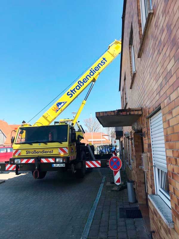 Steiger von Weger Straßendienst vor Haus