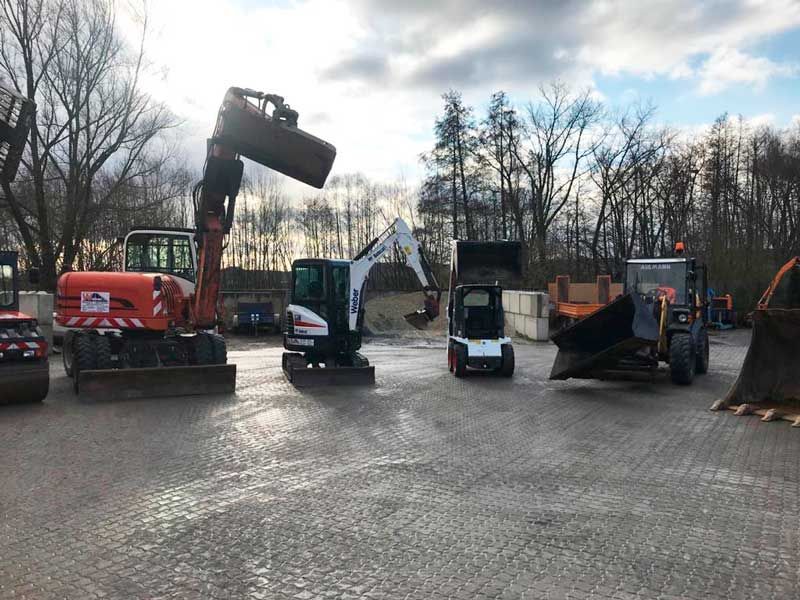 Fuhrpark mit Baggern von Weber Straßendienst