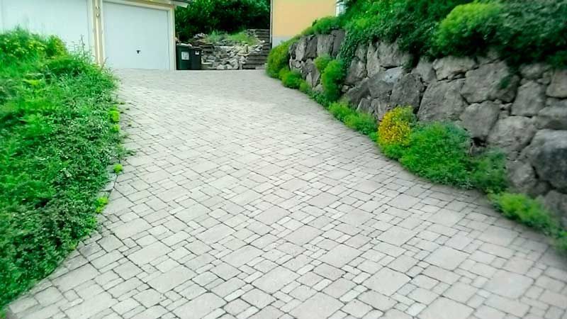 gepflasterte Hofeinfahrt