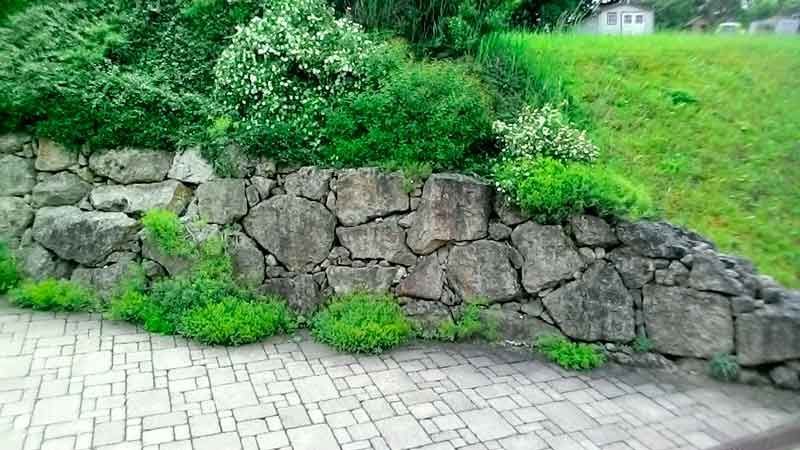 schöne Steinmauer