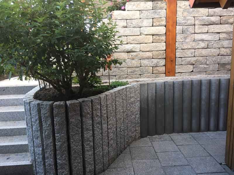 Steinmauer mit modernen Steinen