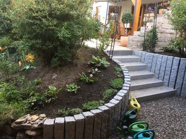 Steinmauer um Blumenbeet