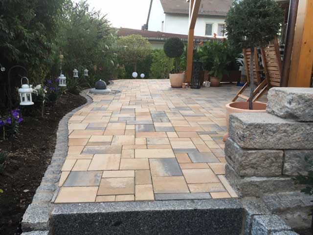 Weg mit bunten Pflastersteinen