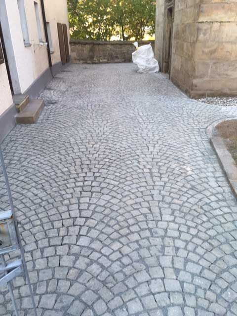 Hof mit Pflastersteinen