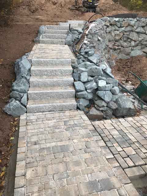 Steintreppe im Garten
