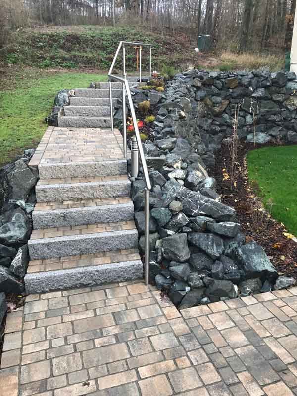 Steintreppe im Garten