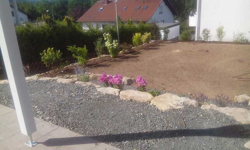 Auffahrt mit Pflastersteinen und Schotter