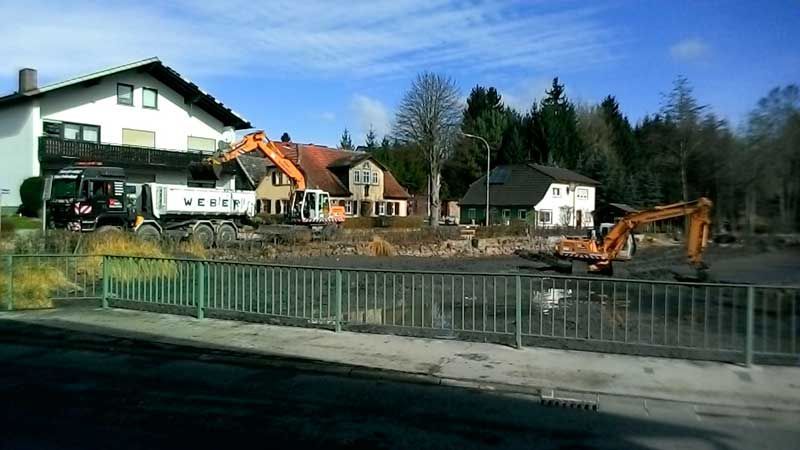 Bagger gräbt Baugrube