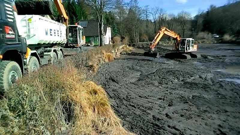 Bagger gräbt Baugrube