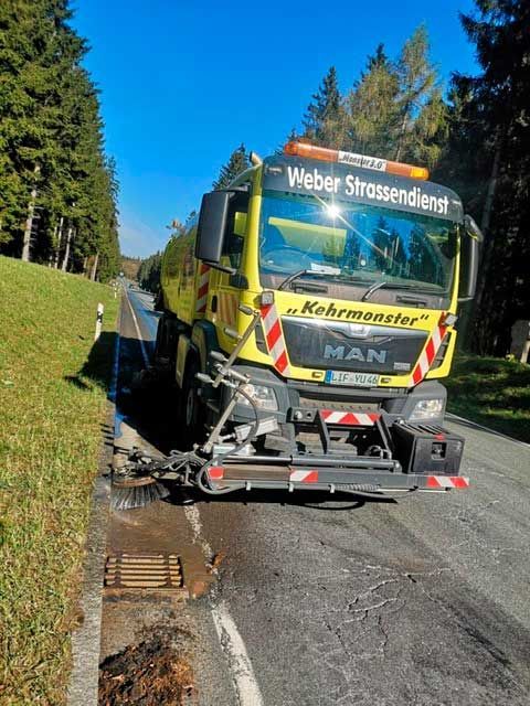 Weber Straßendienst bei der Arbeit