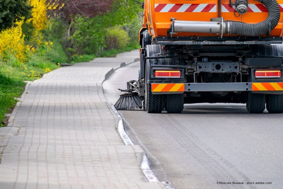 Straßenreinigung mit Fahrzeug
