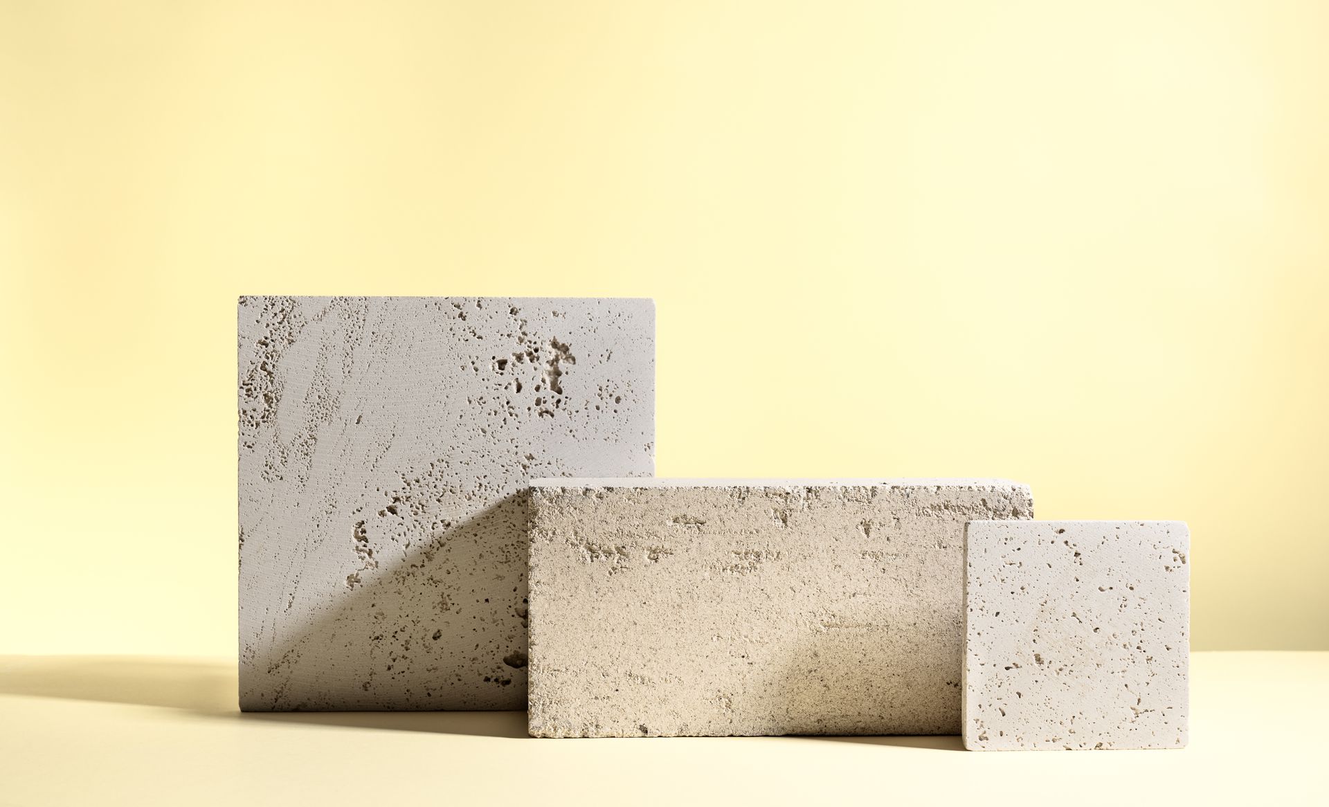 Gros plan sur des blocs de béton gris et rectangulaires.