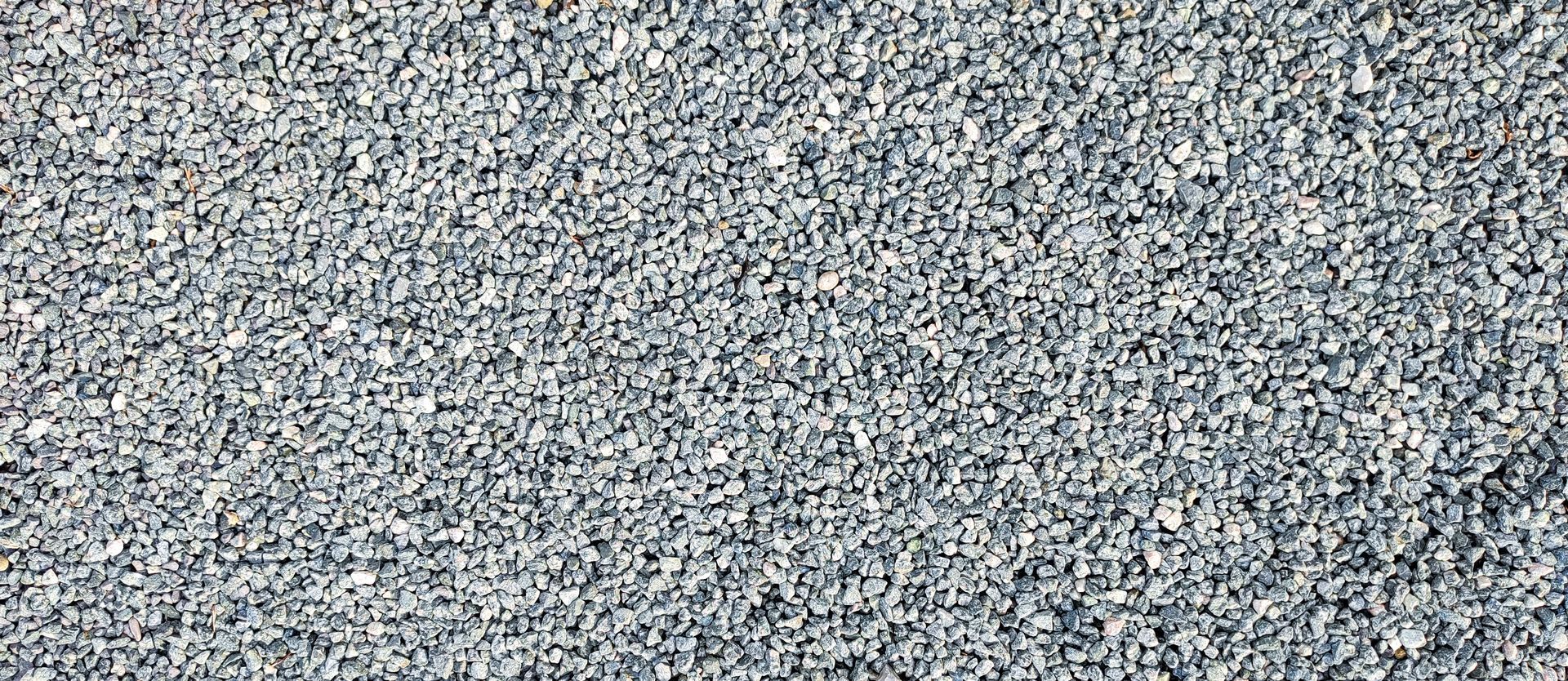 Graviers gris étalés.