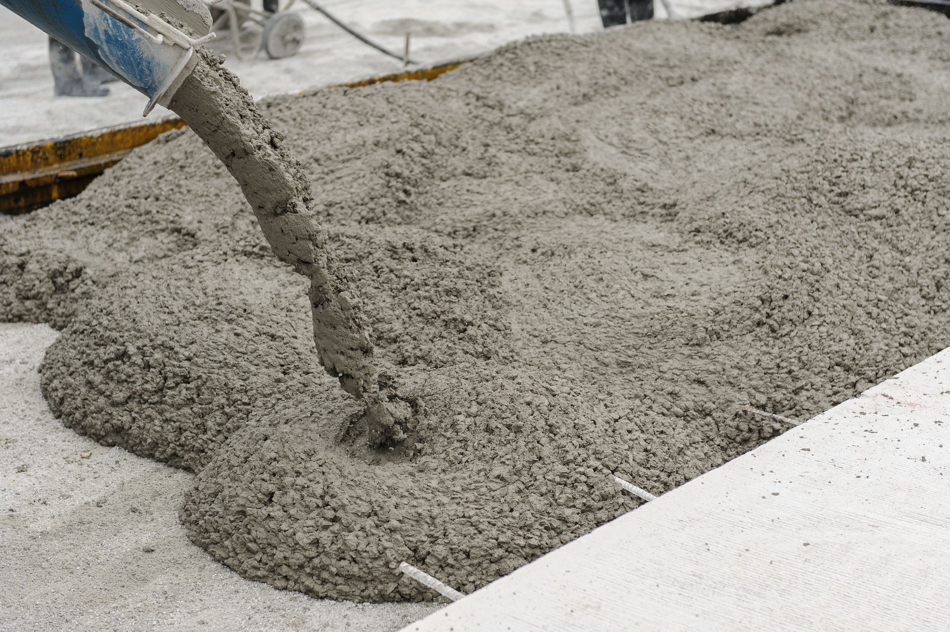 Béton coulé sur une dalle.