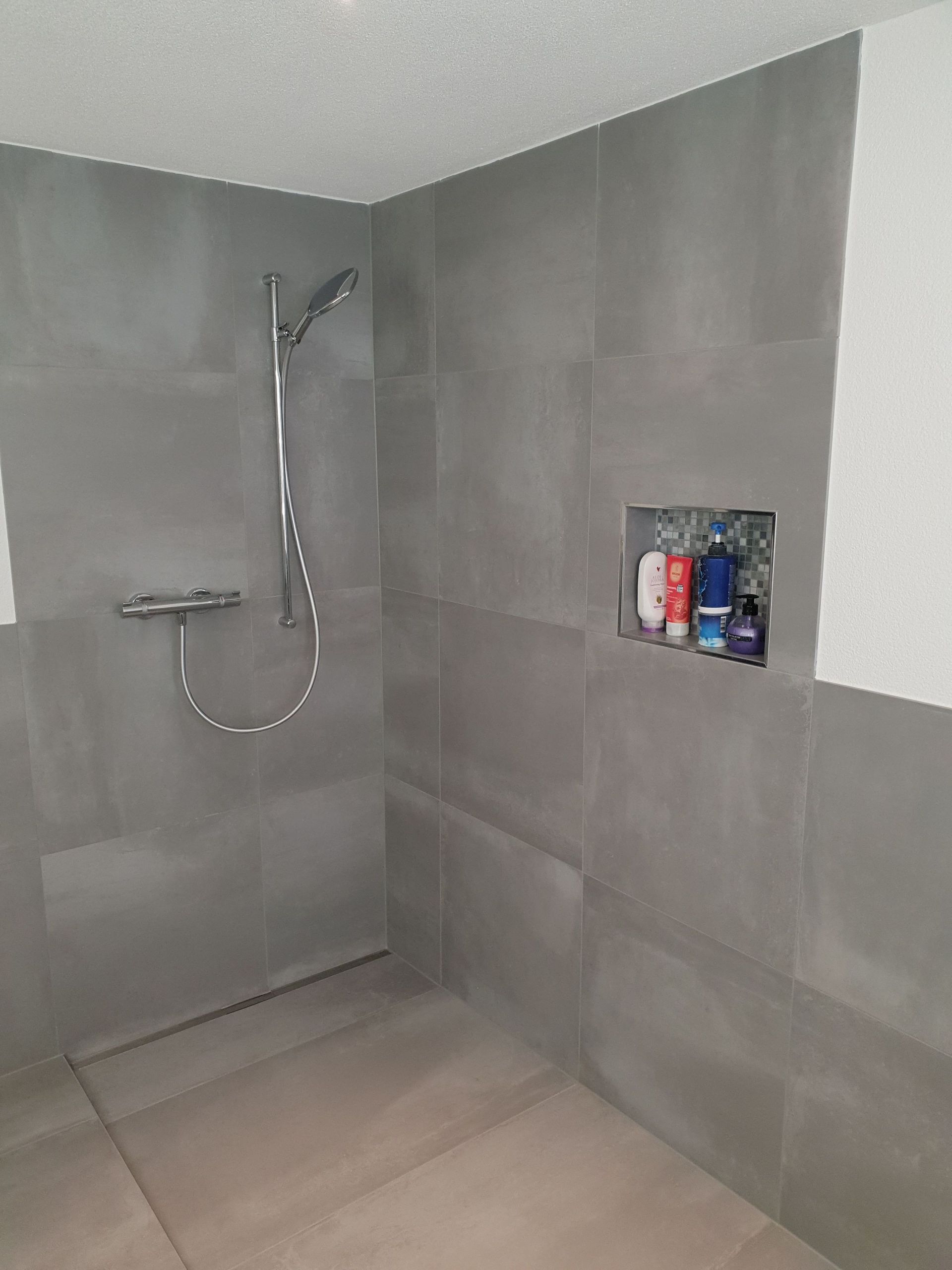 Rauner AG Plattenbeläge + Cheminéebau