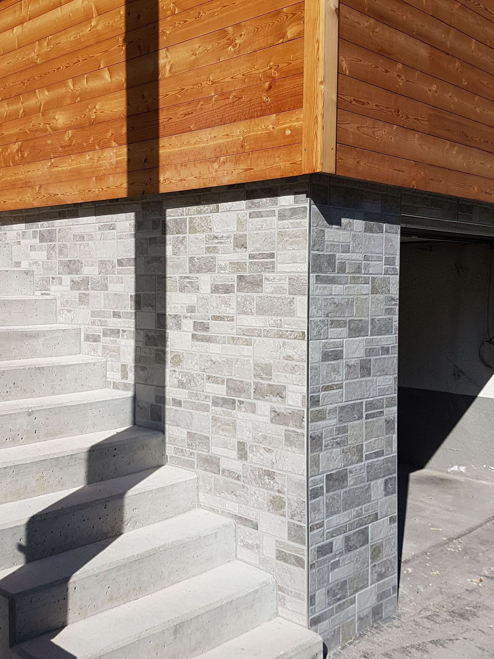 Rauner AG Plattenbeläge + Cheminéebau