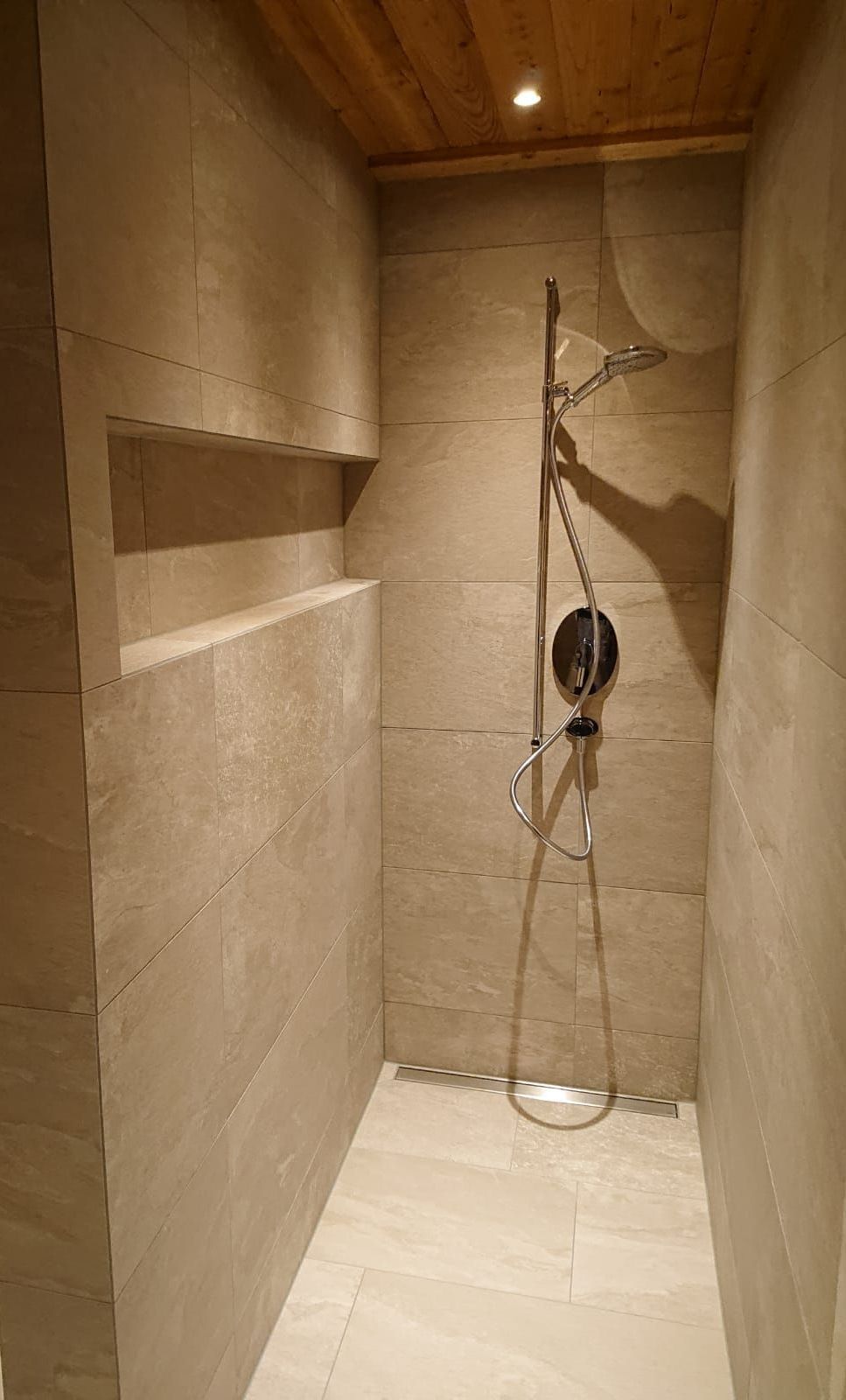 Rauner AG Plattenbeläge + Cheminéebau