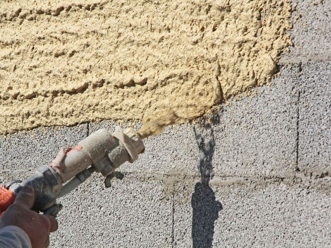 Crépi projeté sur un mur