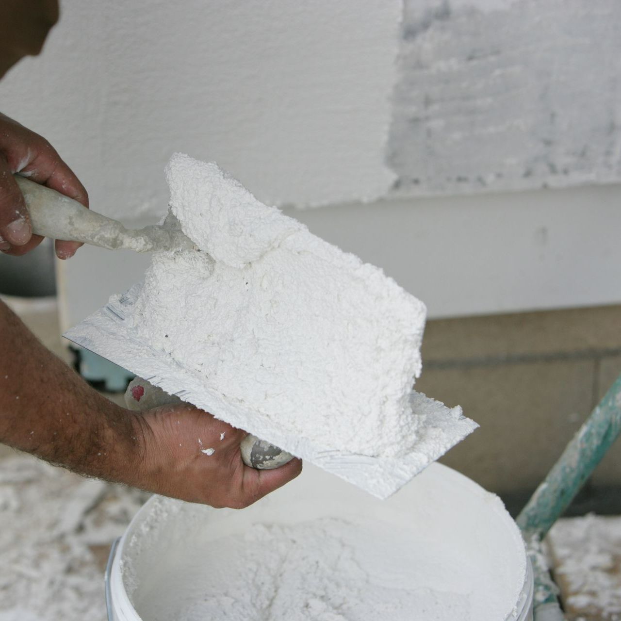 Crépi blanc sur une une taloche