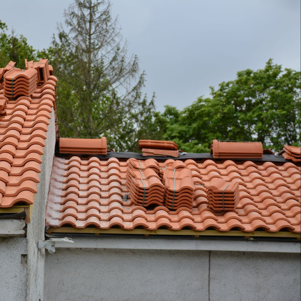 Piles de tuiles posées sur un toit